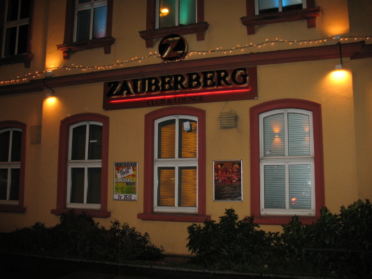 Hinter diesen Mauern verbirgt sich die Club-Diskothek Zauberberg, direkt gegenber des einzigen Wrzburger Kinos Cinemaxx