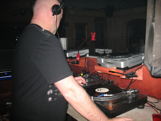 Ein Blick ber die Schulter des DJs bei der Taschenlampen-Party - was auffllt ist, dass die Geschwindigkeit beim Technics auf -8 steht  - und ich dachte immer, es gbe keine langsamen Tanzrunden mehr :-)))