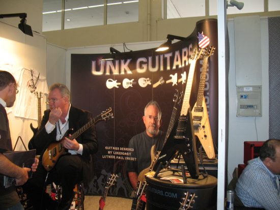 Interessante Gesprche am Stand von UNK Guitars und ein exzellenter Gitarrist fhrte die Modelle vor